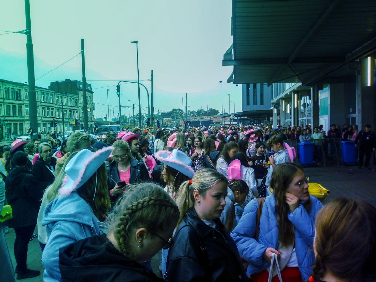 fans waiting in line for event